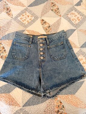 Levi's 80’s Mom Shorts High-Waist Button Fly Denim Shorts